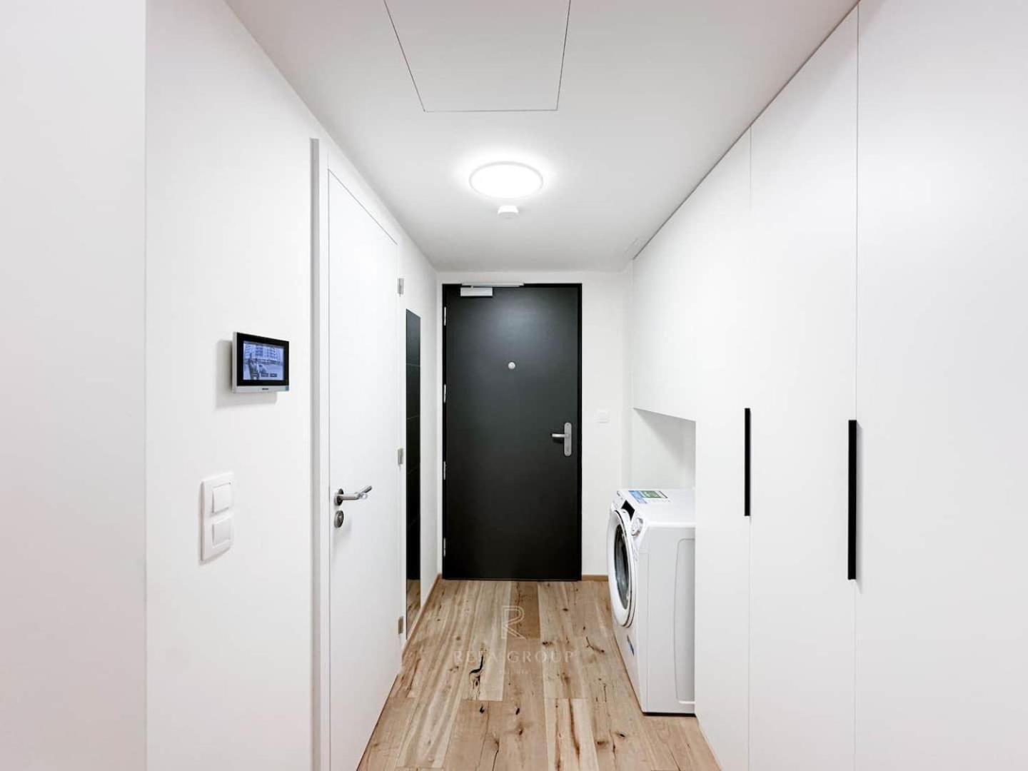 Apartment Real Living By Refa Karlin 307